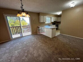 1527 Spring Valley Dr in Colorado Springs, CO - Foto de edificio - Building Photo