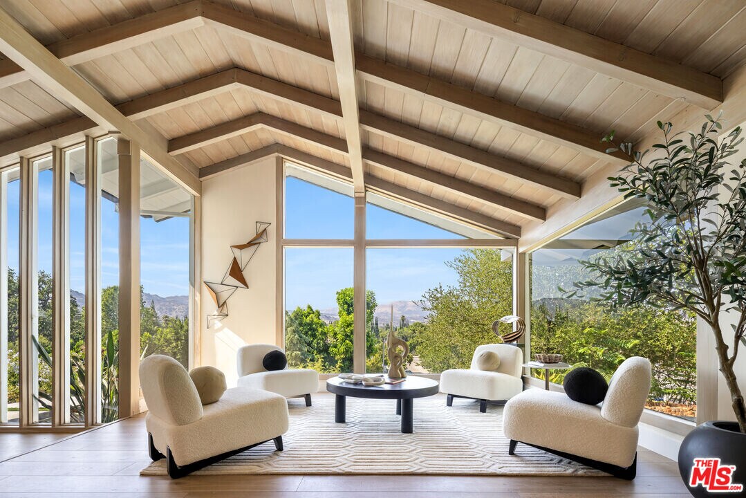 9425 Gierson Ave in Los Angeles, CA - Building Photo