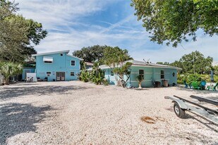 607 Betmor Ln in Palm Harbor, FL - Building Photo