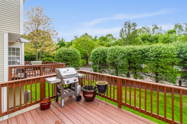 3302 Eaton Ct in Danbury, CT - Building Photo - Building Photo