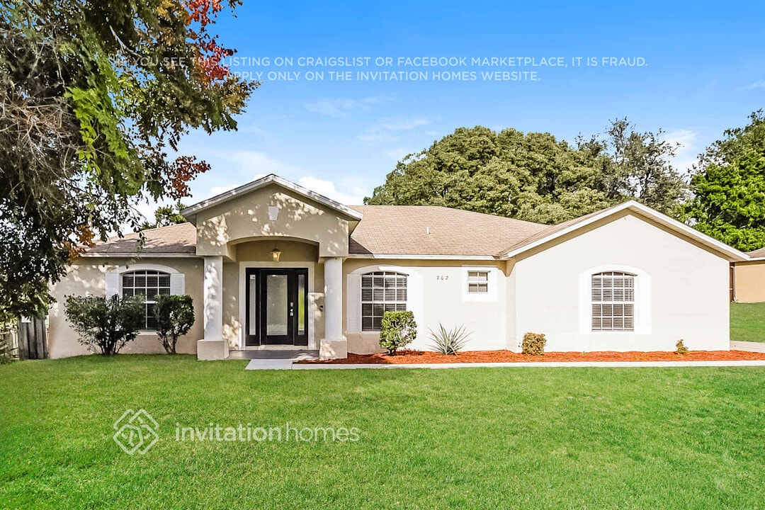 702 4th Ave N in Deltona, FL - Foto de edificio