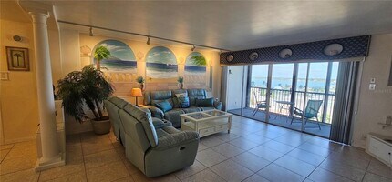 10355 Paradise Blvd in Treasure Island, FL - Building Photo - Building Photo