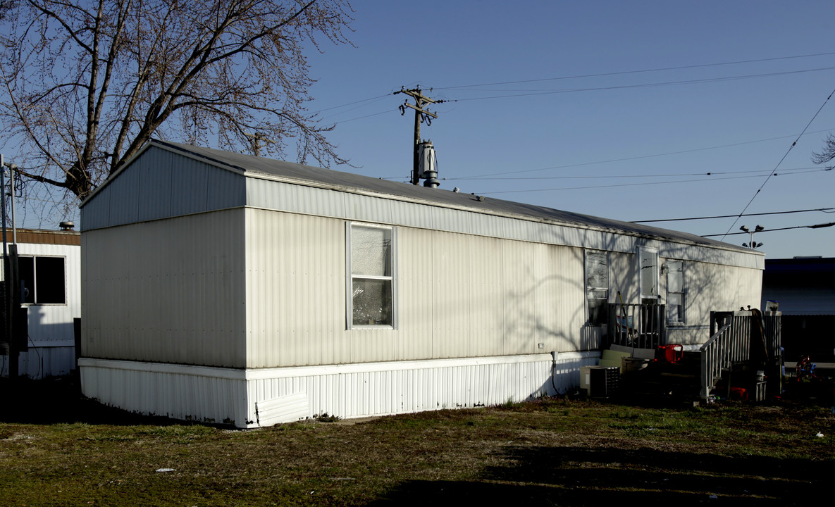 Peak Mobile Home Park in Hazelwood, MO - Foto de edificio