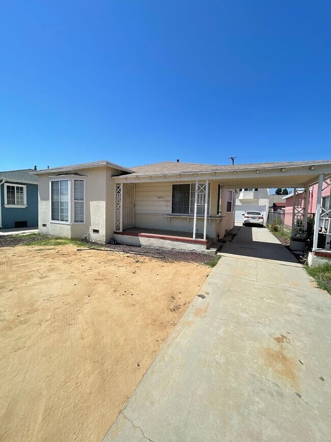 4435 E 60th St, Unit Front/main house in Maywood, CA - Building Photo - Building Photo