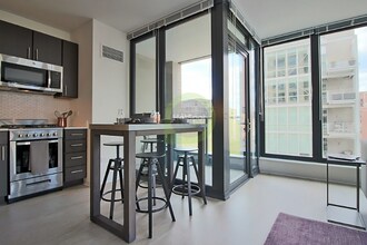 135 W Superior St in Chicago, IL - Building Photo - Building Photo