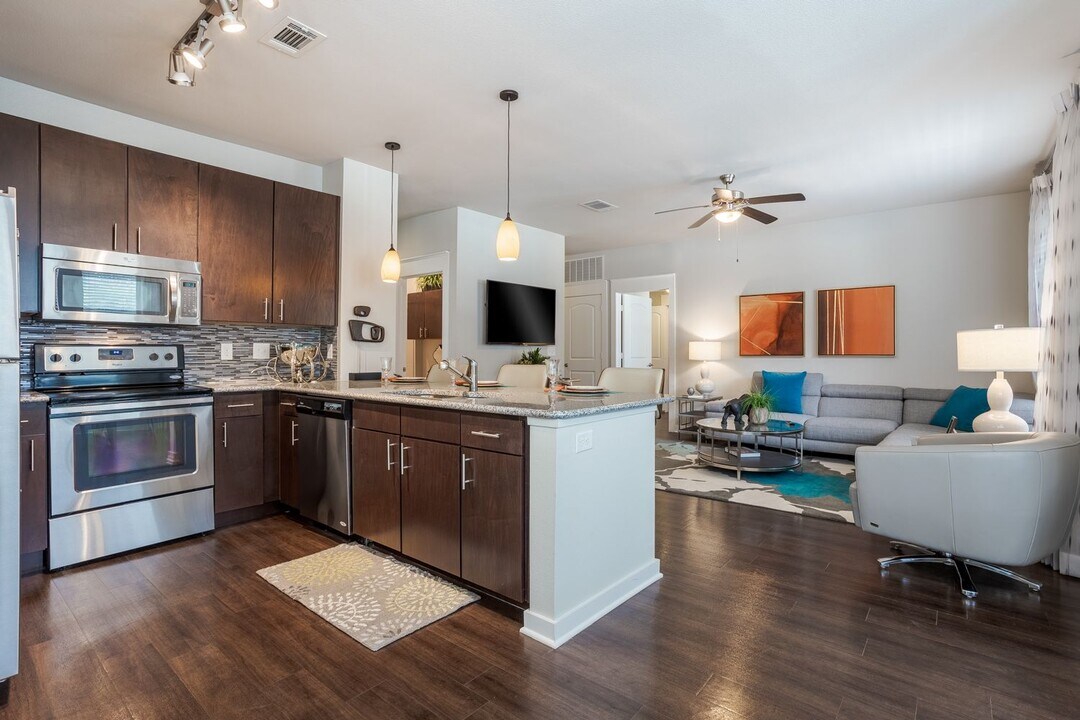 9800 Cypresswood Dr in Houston, TX - Building Photo