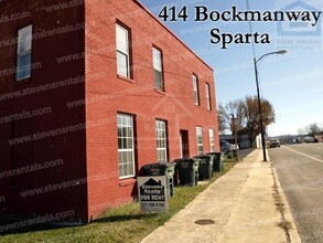 414 W Bockman Way in Sparta, TN - Building Photo - Building Photo