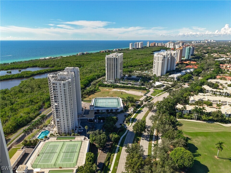 6849 Grenadier Blvd in Naples, FL - Building Photo