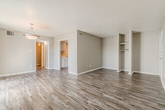 Dylan Apartments in Fort Worth, TX - Building Photo - Building Photo