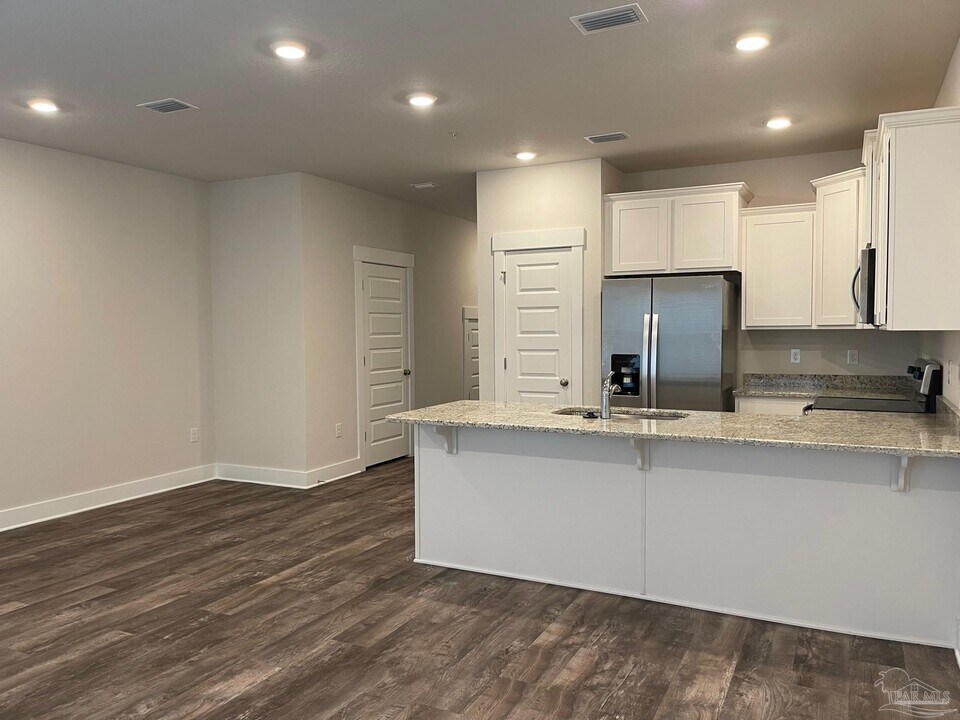 1650 Iroquois Ct in Pensacola, FL - Building Photo