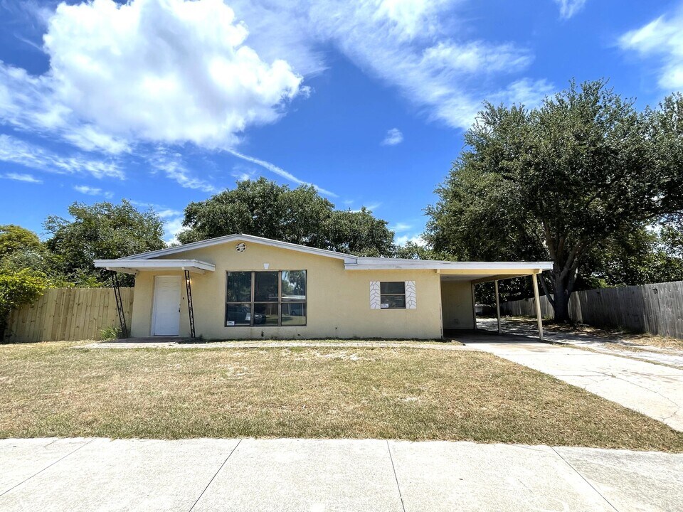 418 W Rutgers St in Melbourne, FL - Building Photo