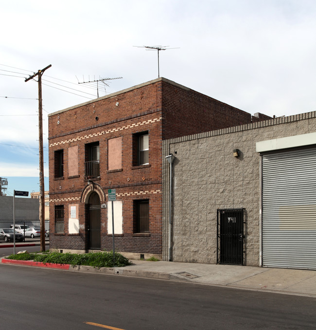 745 Stanford Ave in Los Angeles, CA - Foto de edificio - Building Photo