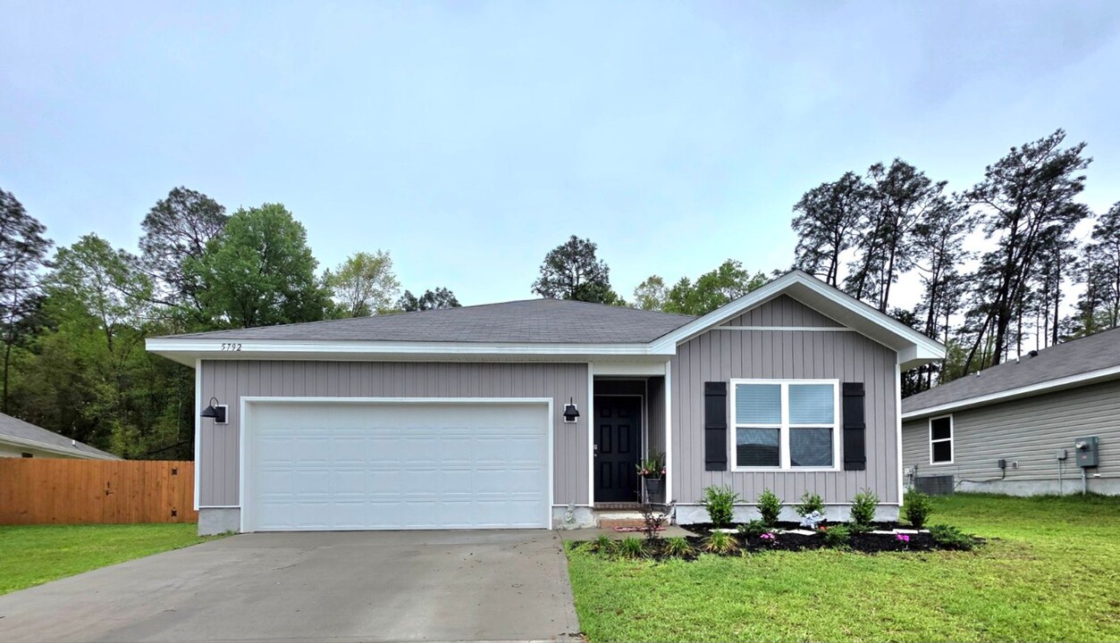 5792 Belmont Stakes Rd in Bellview, FL - Building Photo