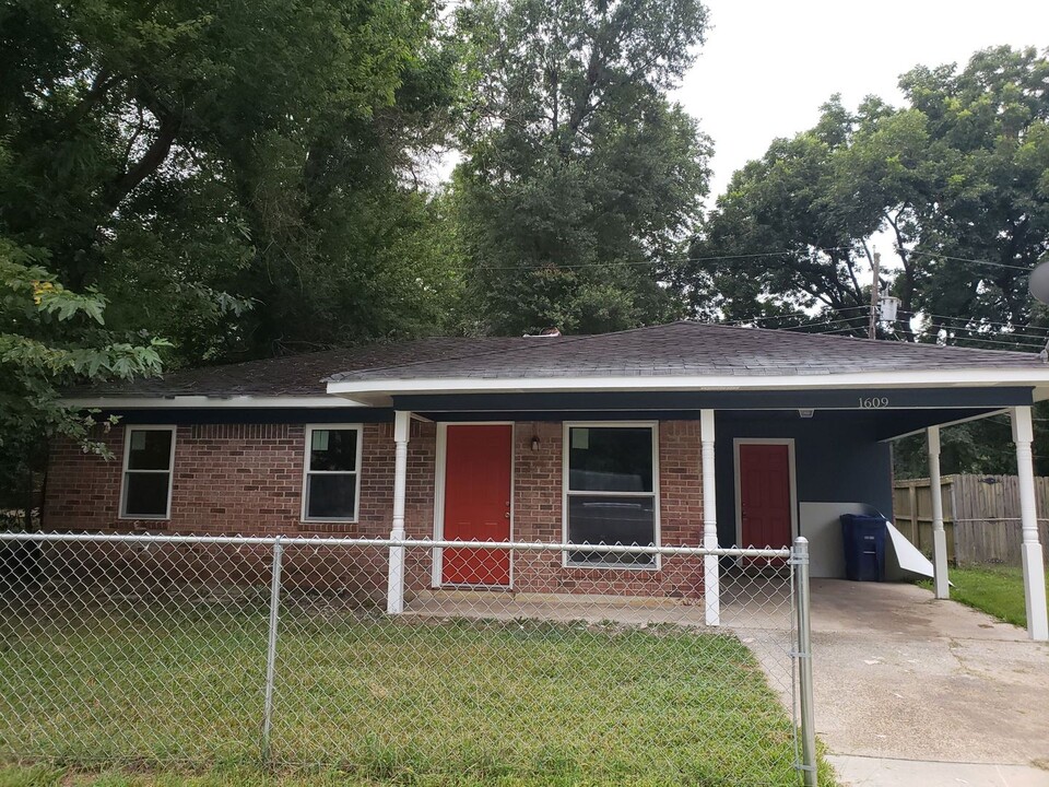 1609 Oakdale Cir in Shreveport, LA - Building Photo