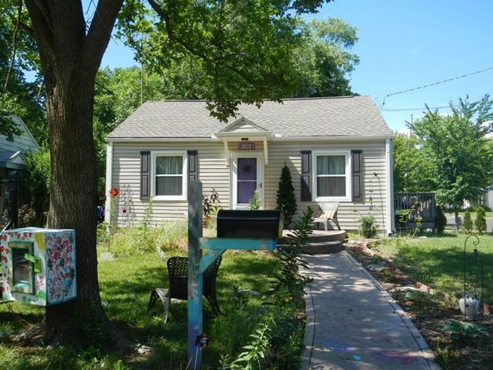 801 Broadhead St in Columbia, MO - Building Photo