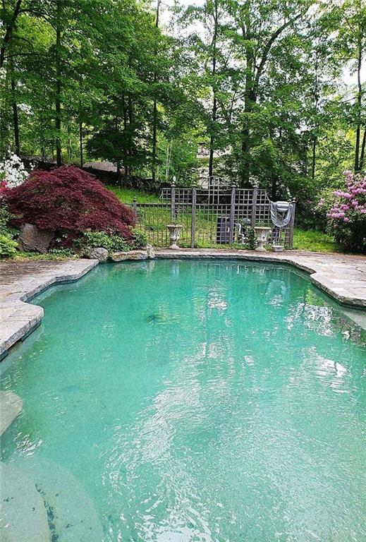 194 Westchester Ave in Pound Ridge, NY - Foto de edificio - Building Photo