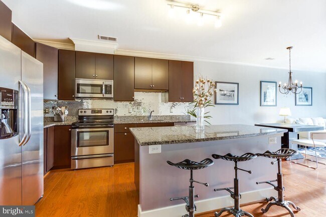 815 N Patrick St-Unit -205 in Alexandria, VA - Building Photo - Building Photo