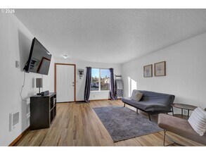 1336 S 7th St in Cottage Grove, OR - Building Photo - Building Photo