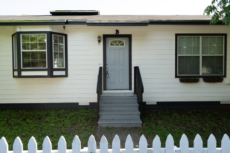 209 Ash St in Buda, TX - Foto de edificio