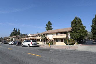 Shadows Apartments in Thousand Oaks, CA - Foto de edificio - Building Photo