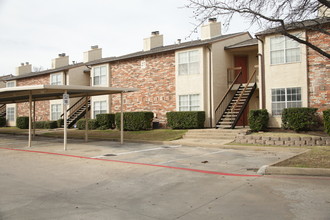 Creek Bend Condominiums in Dallas, TX - Building Photo - Building Photo