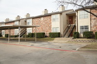 Creek Bend Condominiums in Dallas, TX - Foto de edificio - Building Photo