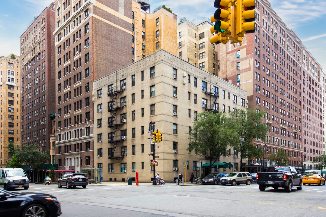 300 W 72nd St in New York, NY - Building Photo