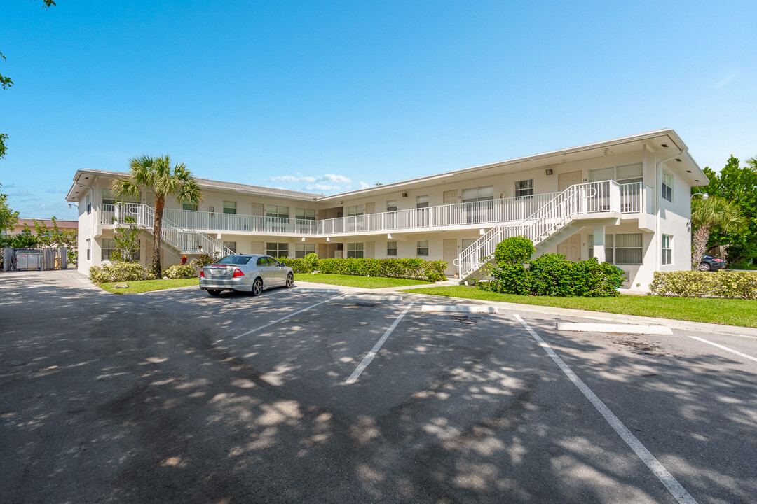 Kay Apartments in Boca Raton, FL - Building Photo