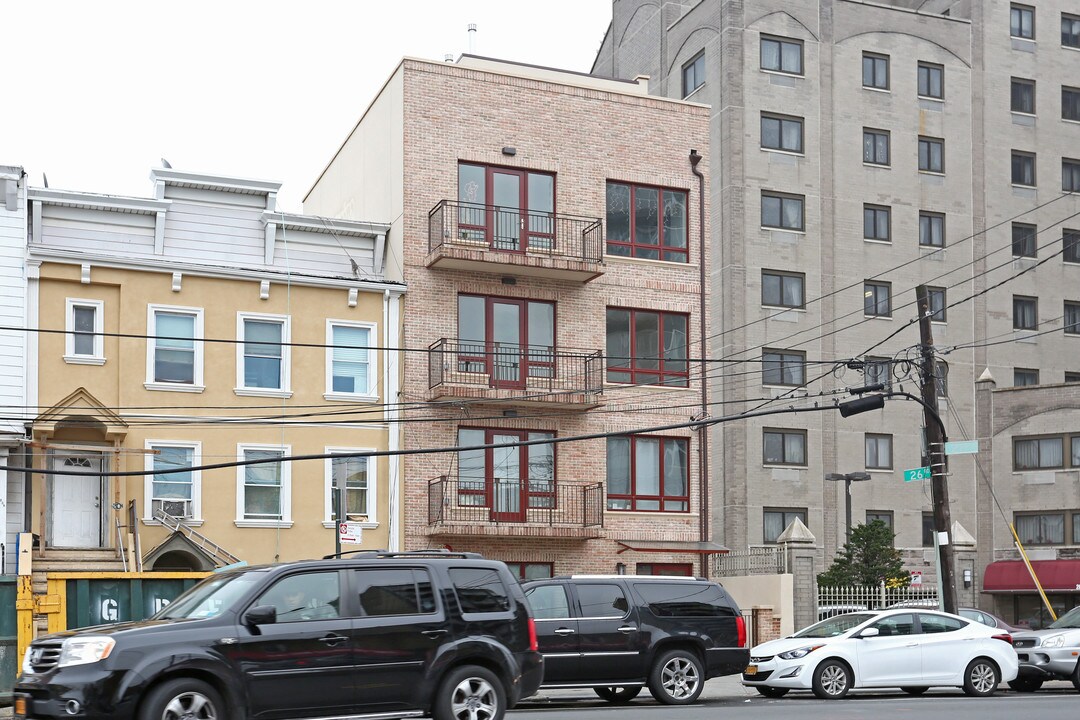 2611 21st St in Astoria, NY - Building Photo