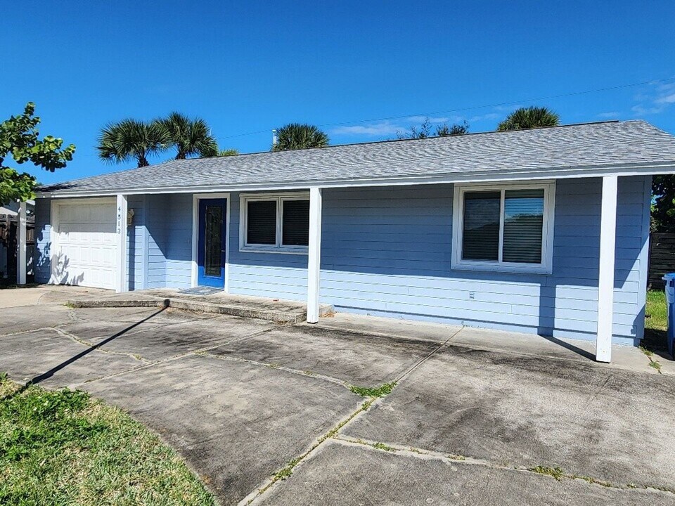 4513 Saxon Dr in New Smyrna Beach, FL - Building Photo