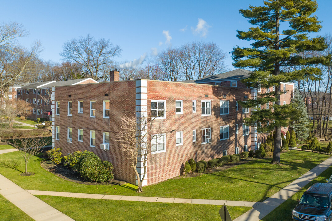 Roslyn Gardens in Roslyn Heights, NY - Building Photo