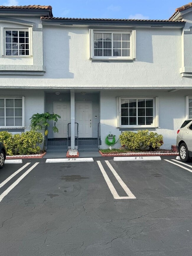 8240 NW 10th St in Miami, FL - Building Photo - Building Photo