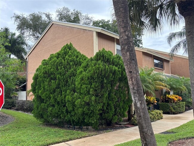 2201 NW 45th Ave in Coconut Creek, FL - Building Photo - Building Photo