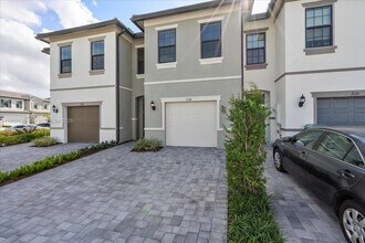 2108 Appleton Cir N in Oakland Park, FL - Building Photo - Building Photo