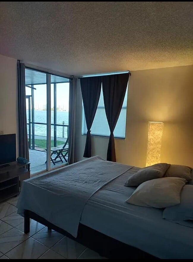 113 Lake Emerald Dr, Unit 102 in Oakland Park, FL - Building Photo - Building Photo