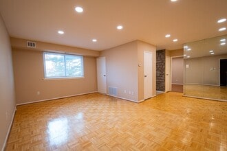 9921 Bustleton Ave, Unit k1 in Philadelphia, PA - Foto de edificio - Building Photo