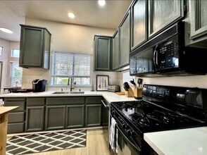 9327 Trenholm Dr in Elk Grove, CA - Building Photo - Building Photo