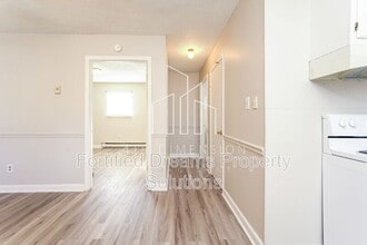 4368 Ogburn Ave, Unit Unit 8 in Winston-Salem, NC - Foto de edificio - Building Photo