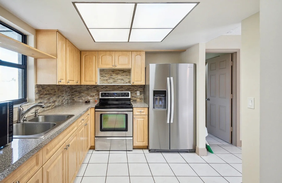 206 SE Santa Barbara Pl in Cape Coral, FL - Building Photo