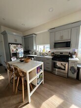 2406 S Dunsmuir Ave, Unit 2406 HALF in Los Angeles, CA - Building Photo - Building Photo