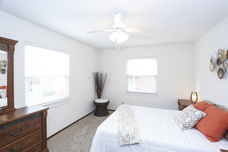 Raintree Apartments in Topeka, KS - Building Photo
