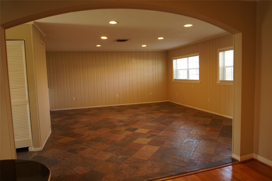 5564 Aspen St in Bellaire, TX - Building Photo
