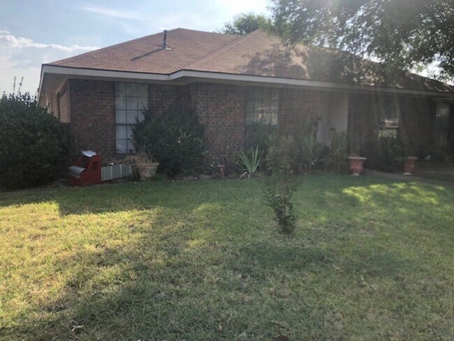 305 Marriott Ln in Garland, TX - Building Photo - Building Photo