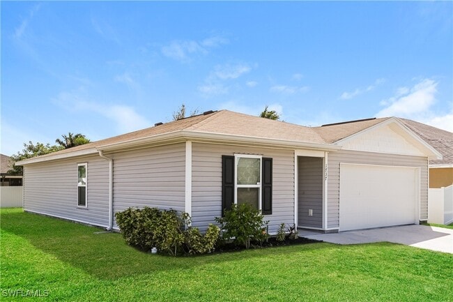 1737 NW 6th Pl in Cape Coral, FL - Foto de edificio - Building Photo