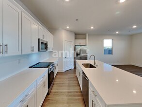 10180 Mountain Crest St in Las Vegas, NV - Foto de edificio - Building Photo