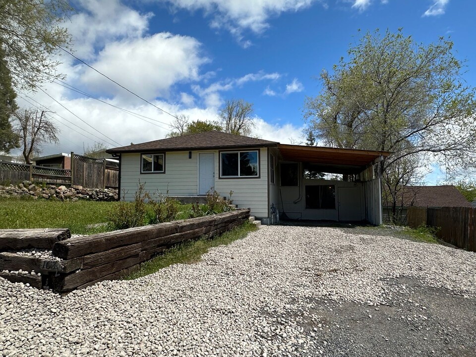 1037 Laurel St in Klamath Falls, OR - Building Photo
