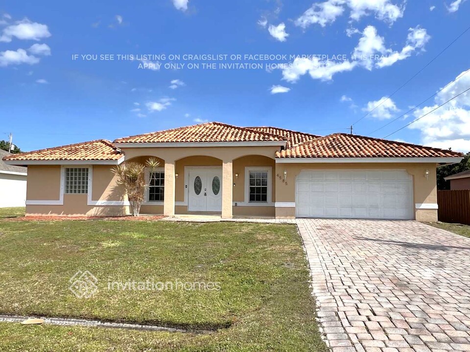 4585 SW Fireside Cir in Port St. Lucie, FL - Building Photo