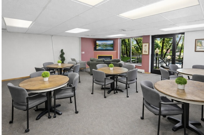 Rosewood West in Hopkins, MN - Foto de edificio - Building Photo