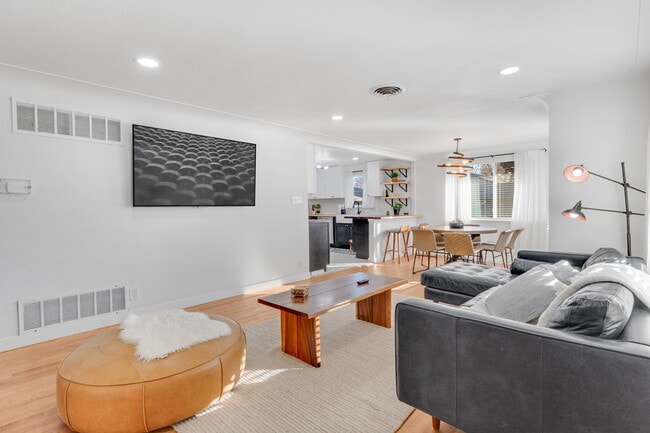 4720 Federal Blvd, Unit B in Denver, CO - Foto de edificio - Building Photo