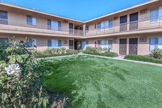 Orleans Apartment Homes in Anaheim, CA - Foto de edificio - Building Photo